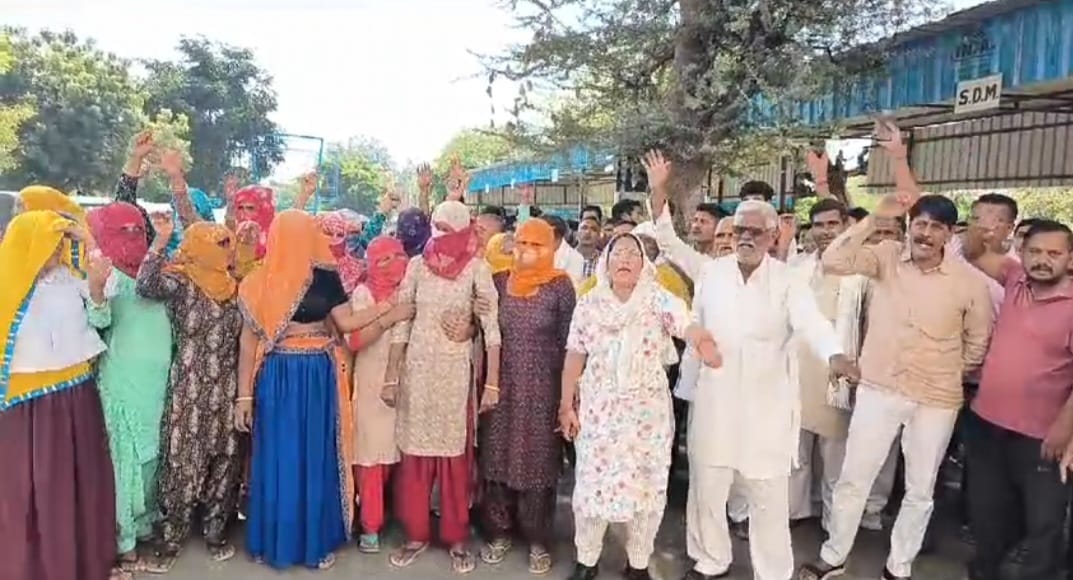Demonstration demanding arrest of other accused of daughter's murder
