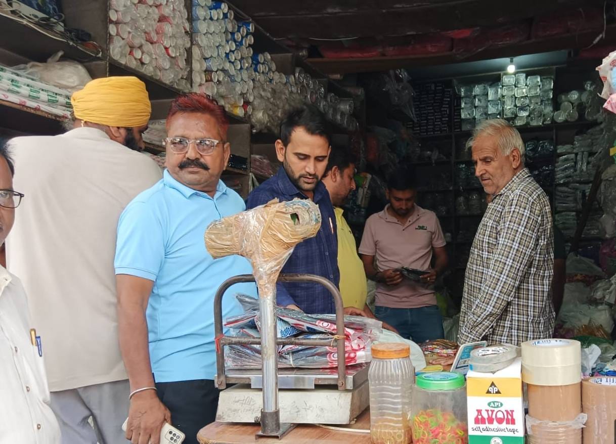 Polythene recovered by raiding shops, fine of Rs 53 thousand imposed