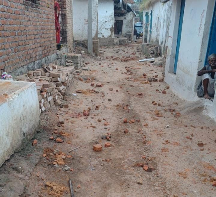 Damoh Seeing the situation of stone pelting, tension between two groups in Lidhaura village