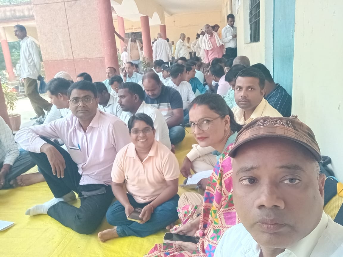 Angered by the attitude of the Tehsildar, accountants staged a strike