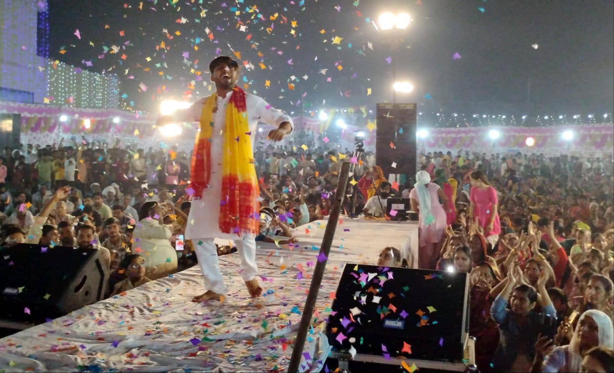 Shyam Baba, Shyam Baba has come to you...devotees danced to the bhajan.