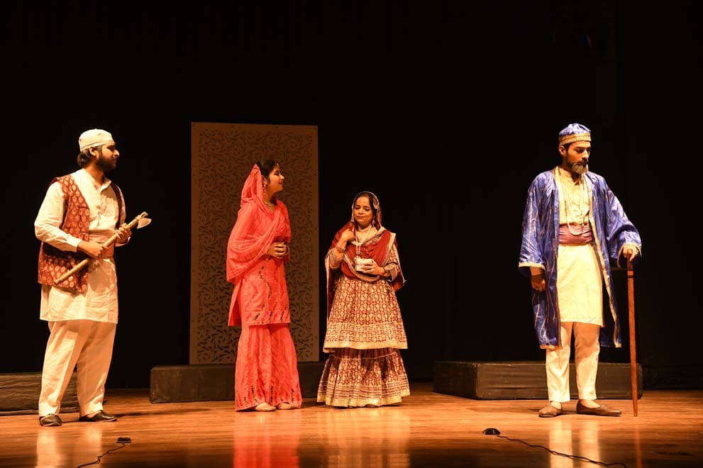 Artists gathered applause with the presentation of the play Alibaba Chalis Chor