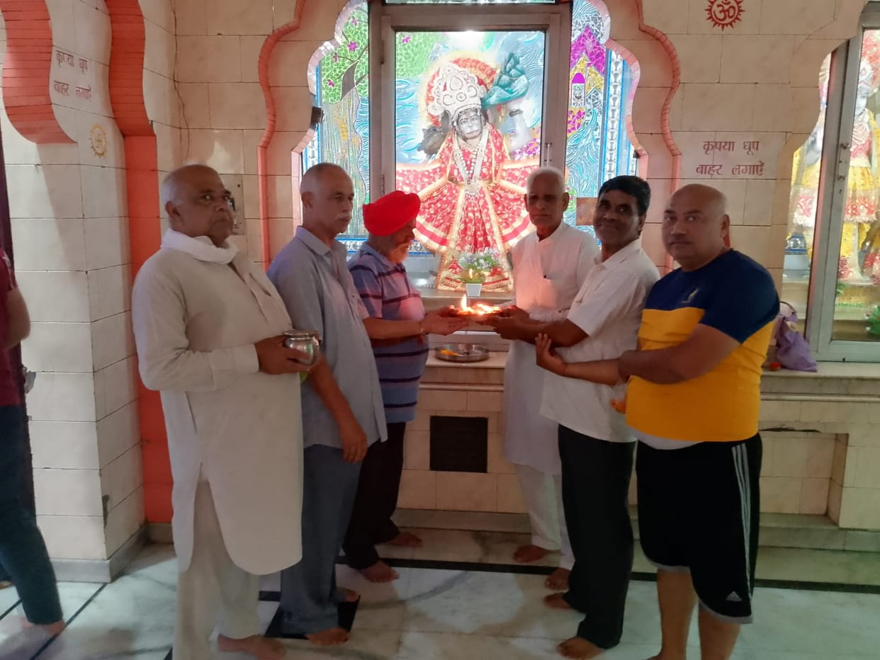 Devotees worshiped Hanumanji