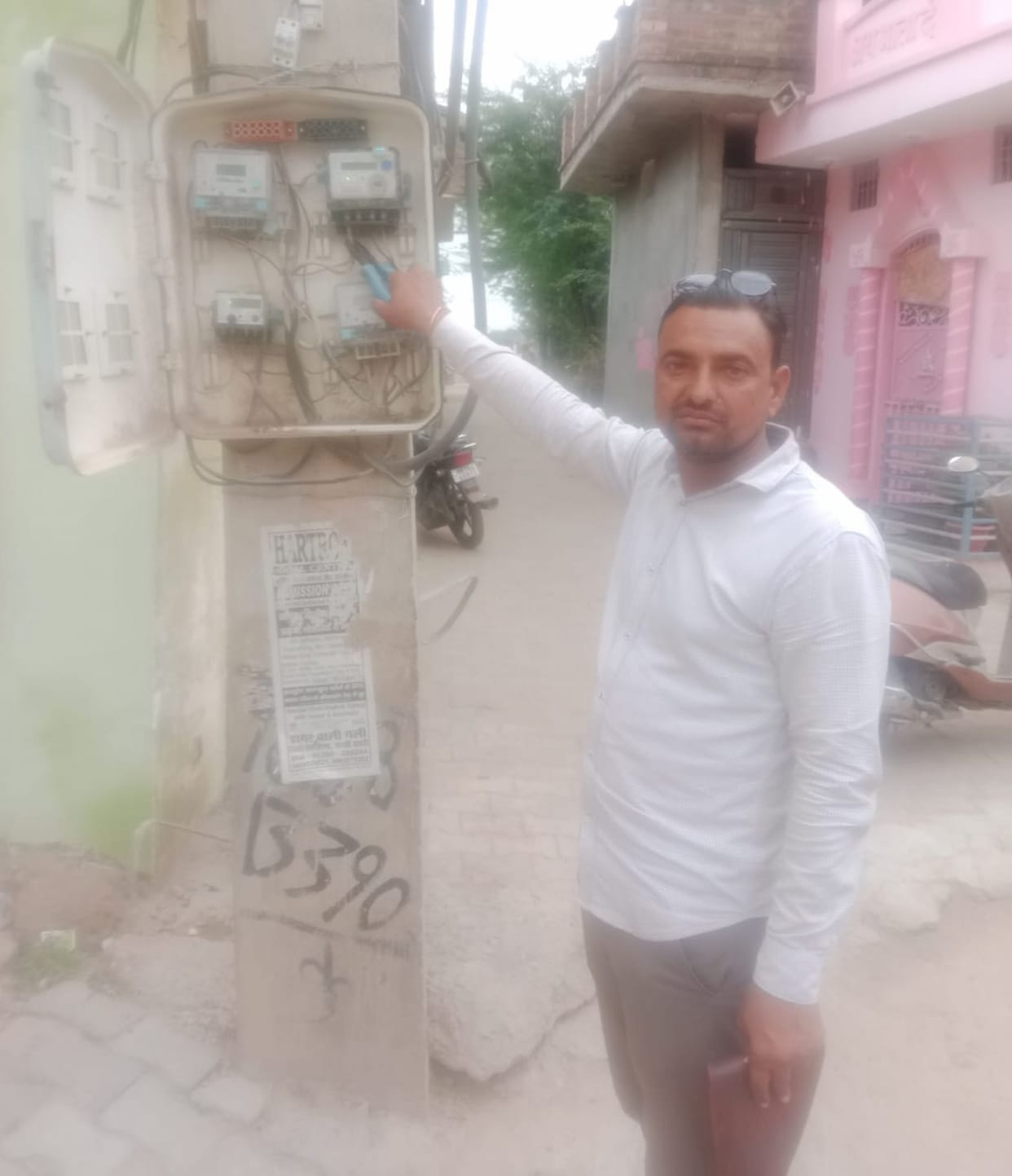 30 teams reached the homes of defaulting electricity consumers, disconnected the connections of 100, 400 deposited Rs 30 lakh
