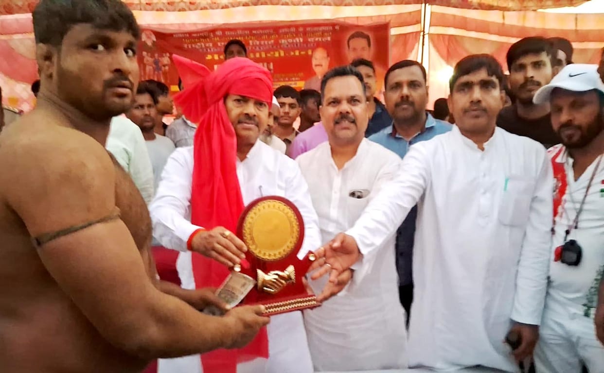 Asif defeated Sonu in wrestling with a prize of Rs 51 thousand