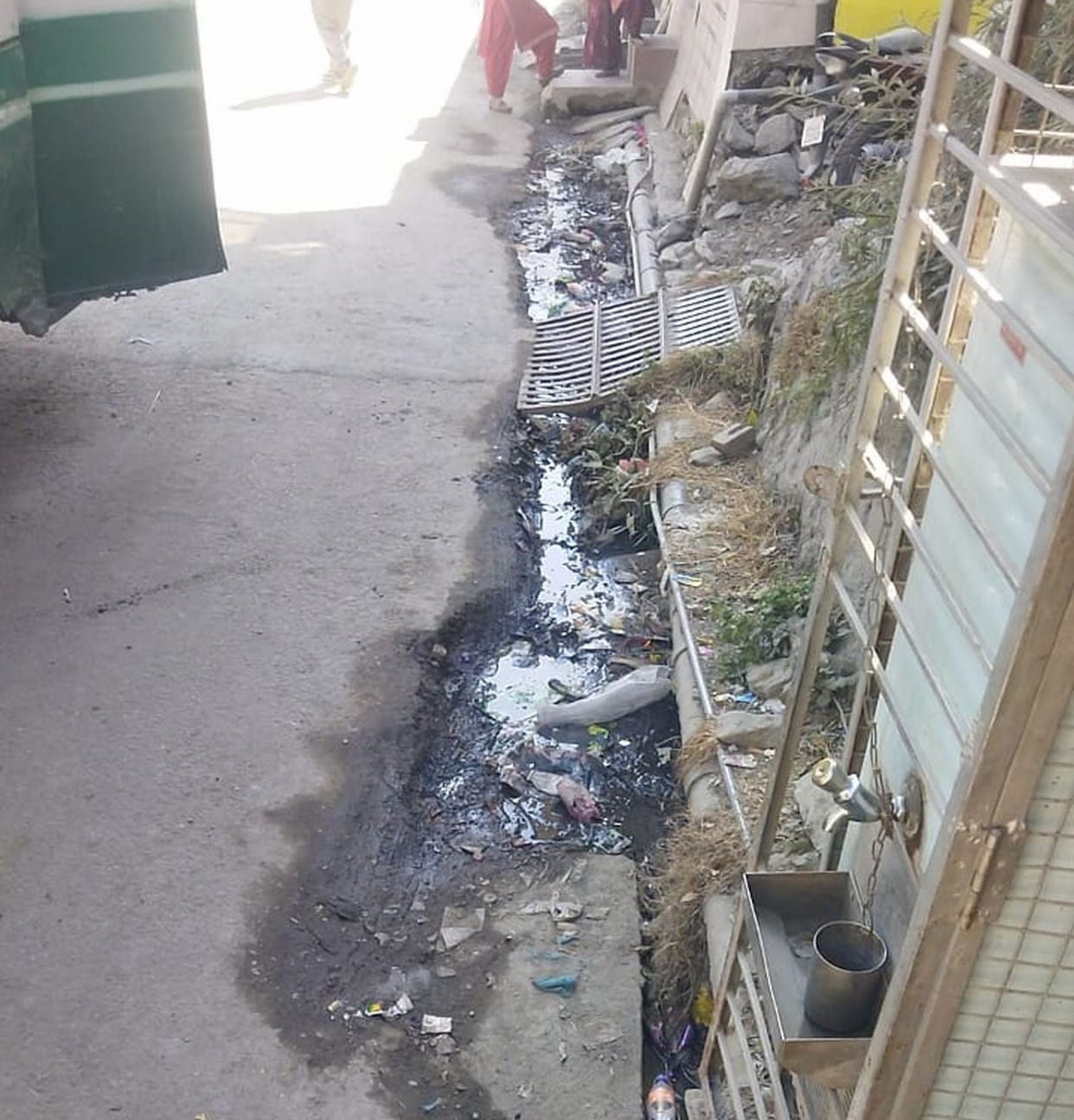 Drains filled with garbage in Dharwala market, epidemic may spread