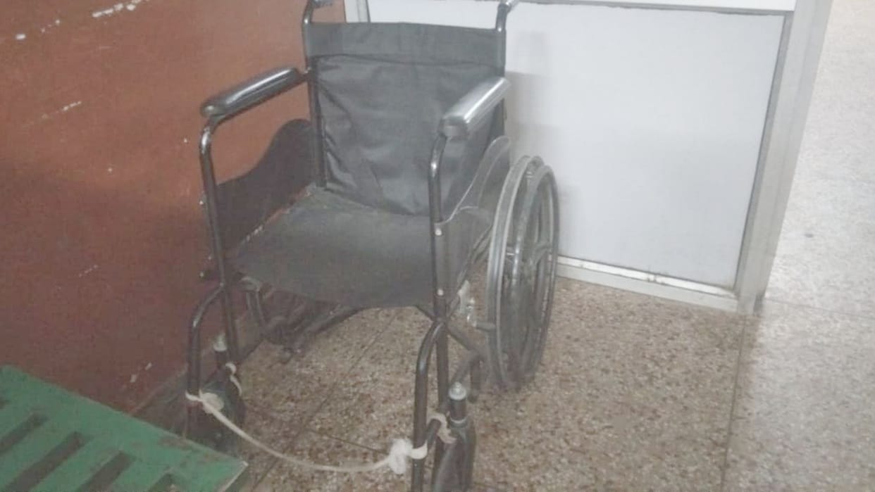 "Fracture" in the chairs of Medical College Chamba, work is being carried out with bandages