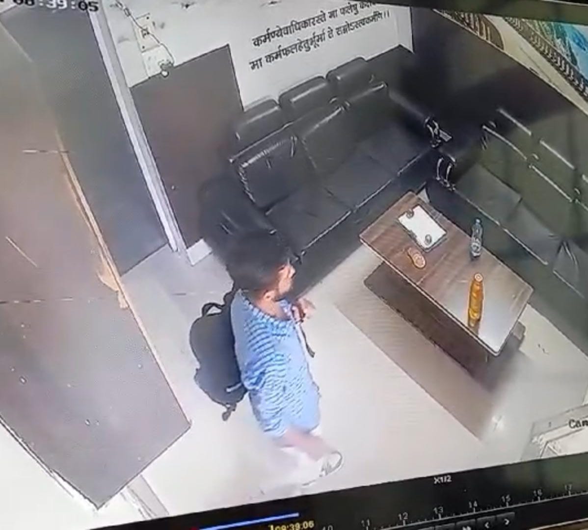 Stolen 25 thousand rupees from the purse of a female lawyer by entering the chamber, captured in CCTV camera