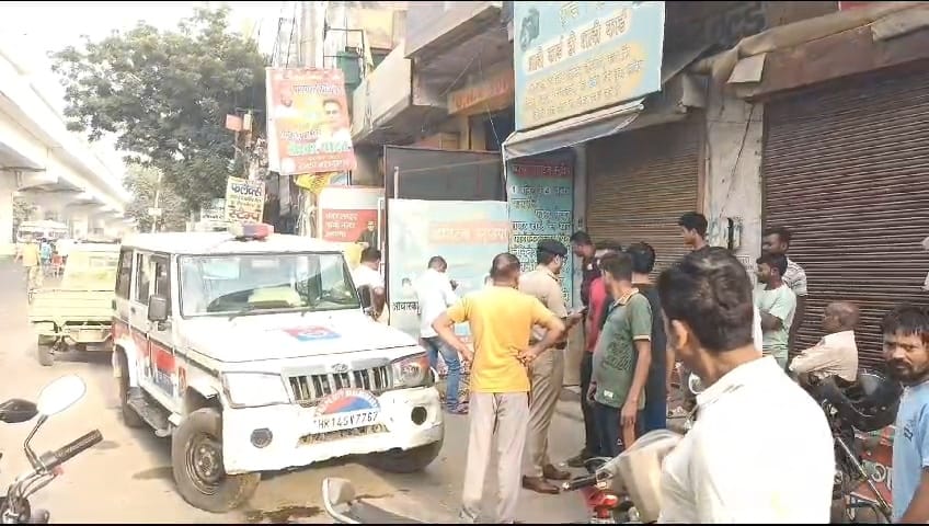 50 meters away from the city police station, a young man was killed by hitting him on the head with a stone.