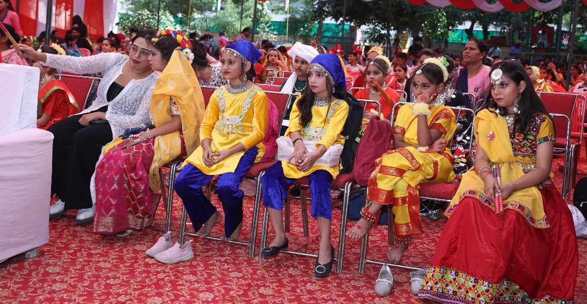 Shanti Niketan School Dhingsara's team became the winner in group dance.