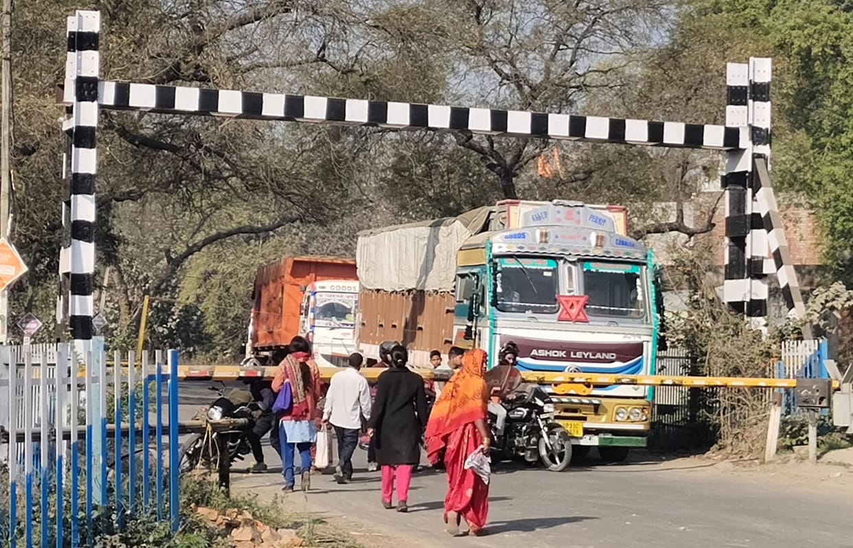 The entire Shohar railway crossing will remain closed for 10 days for repair work.