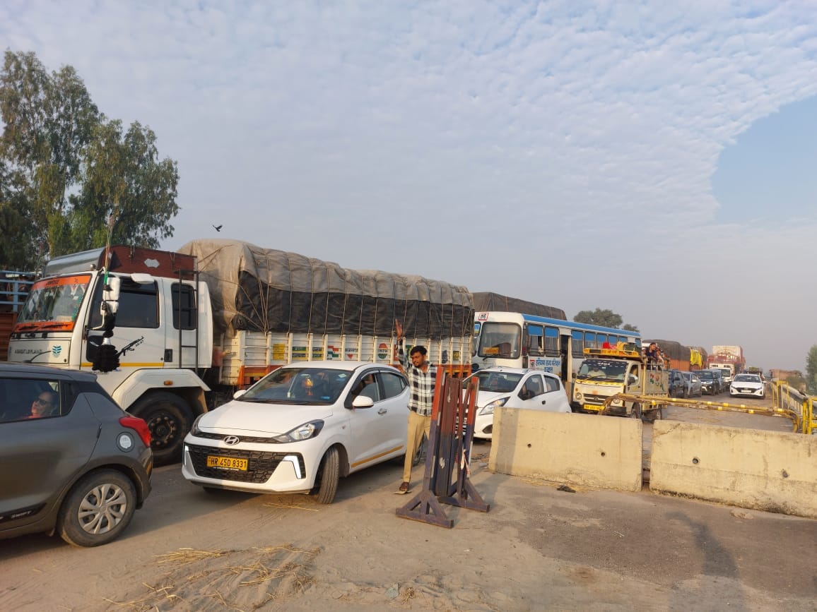 Vehicles loaded with paddy were stopped at the UP-Haryana border