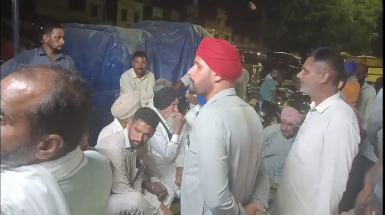 Debate between farmers and shopkeepers over fertilizer distribution in Dabwali and Kalanwali
