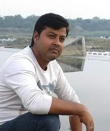 Bike running at a speed of 110 km per hour collides with police barrier, businessman dies