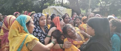 The entire village cried after seeing the bier of two cousins