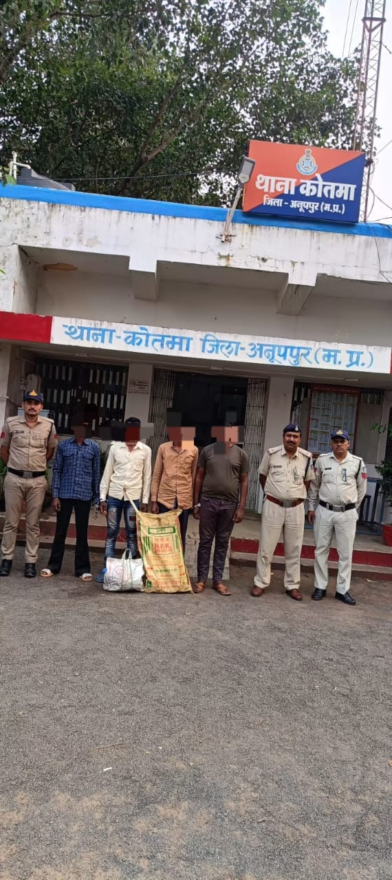 पुलिस गिरफ्त में आरोपी और उनसे बरामद सामान