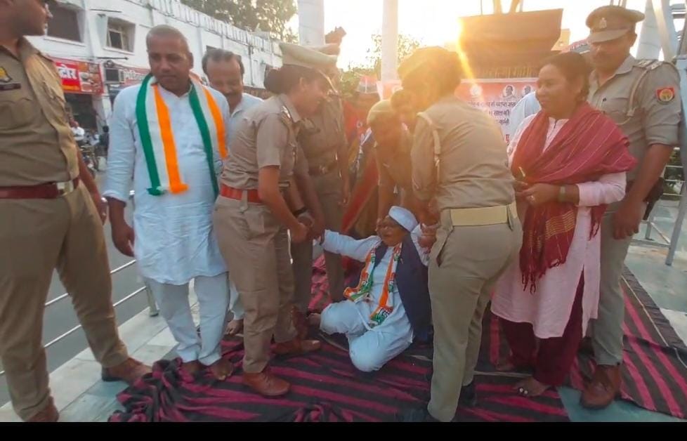 Gorakhpur News: Four arrested including Congress District President, who were protesting at Town Hall, got bail late in the evening.