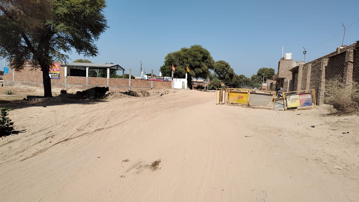 Three main roads of the city are in bad condition, travel is risky, drivers should drive carefully.