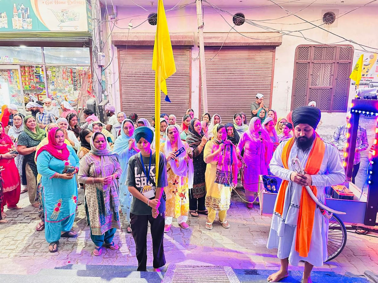 The court congregation is taking out morning processions
