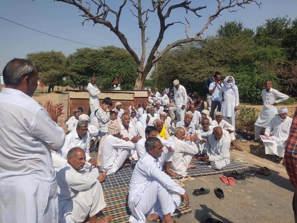 Farmers blocked the road for three hours, no officer reached