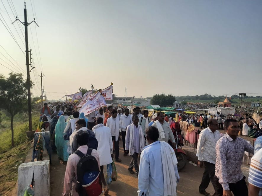 Khandwa: Two lakh devotees offered five barrels of pure ghee, 20 trolley coconuts at Singaji Samadhi.