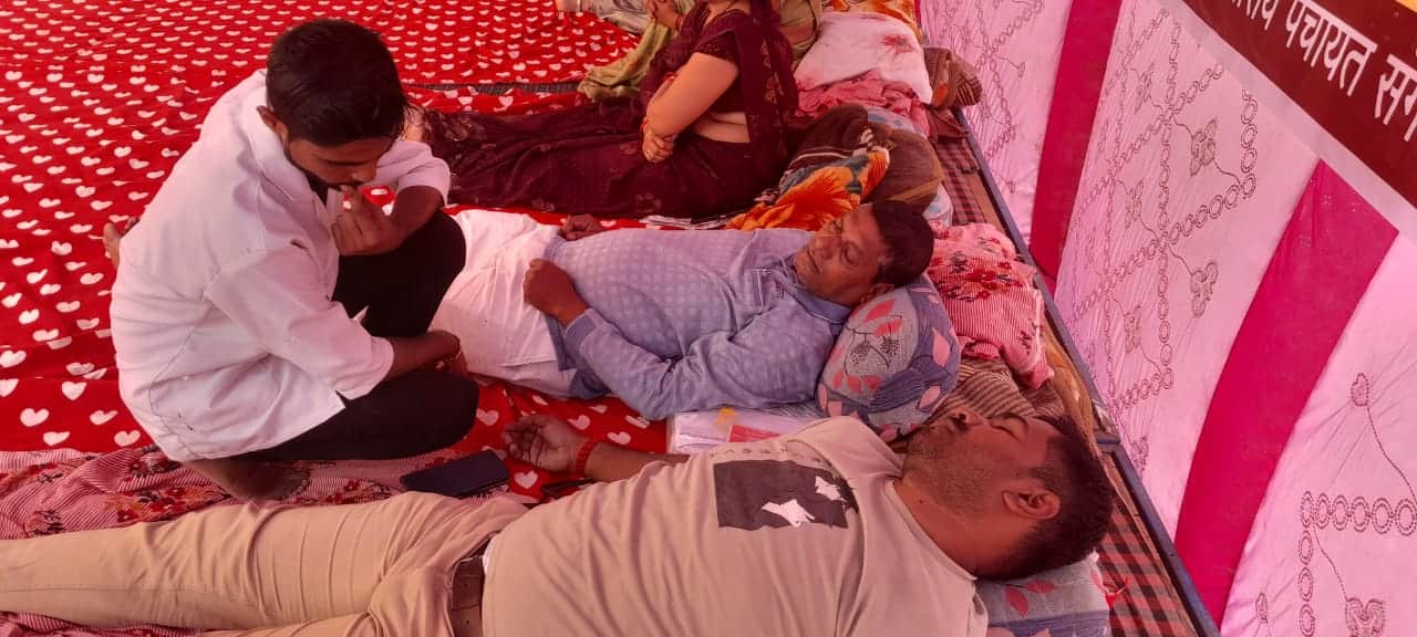 स्वास्थ्य जांच करते हुए चिकित्सक