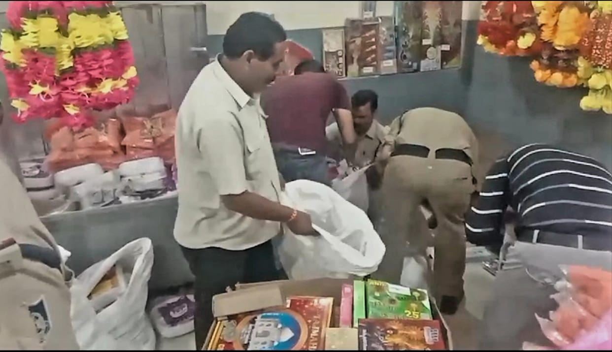 Meerut: Informer system fails, crackers being sold through WhatsApp, home delivery by sending rate list