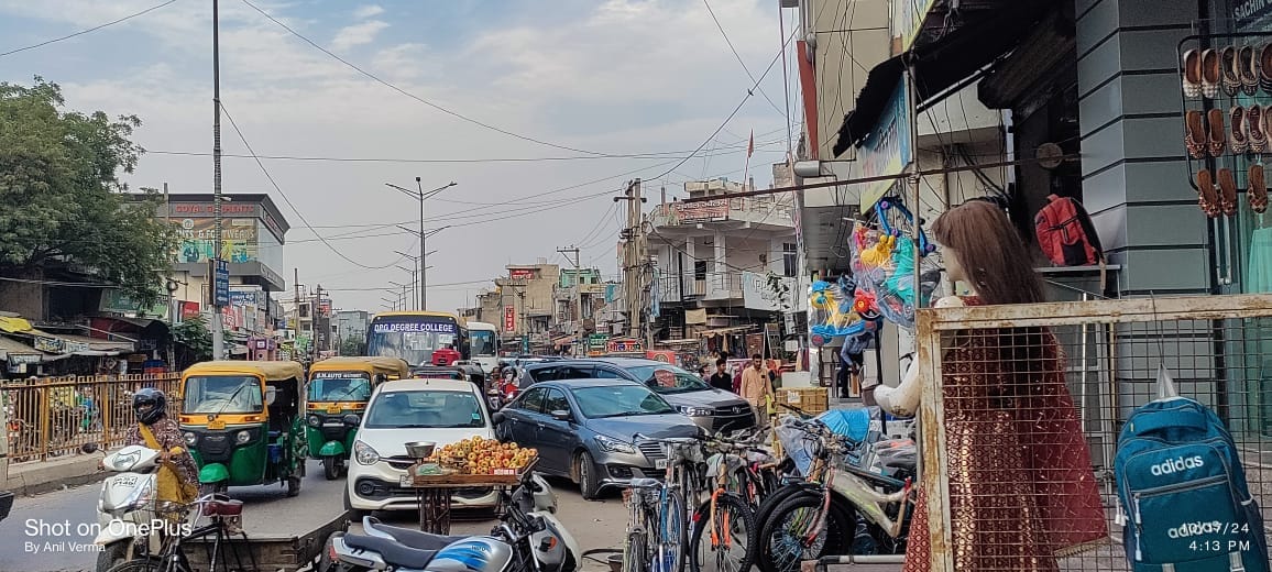 There is no parking in Dharuhera town, people are worried.
