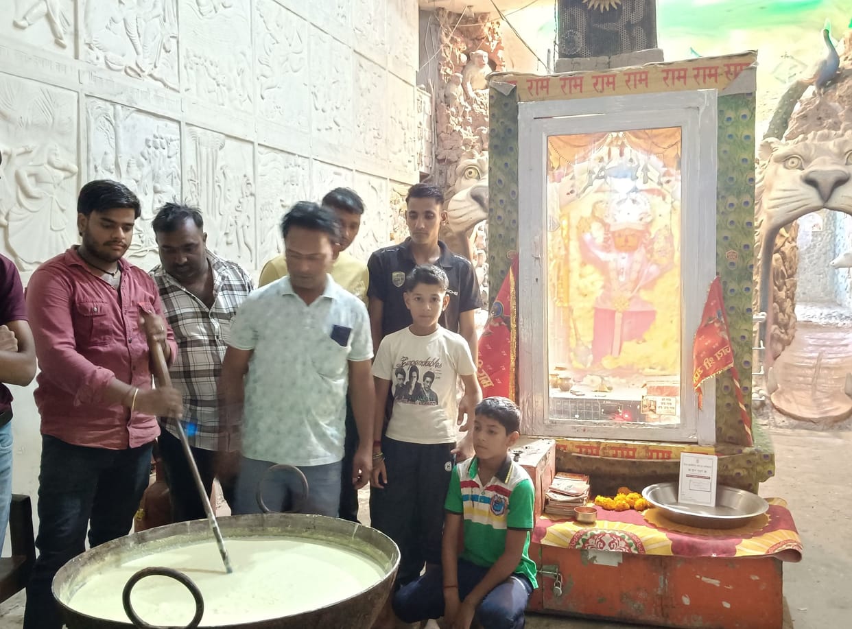 Kheer made in the temples of the city on the occasion of Sharad Purnima festival