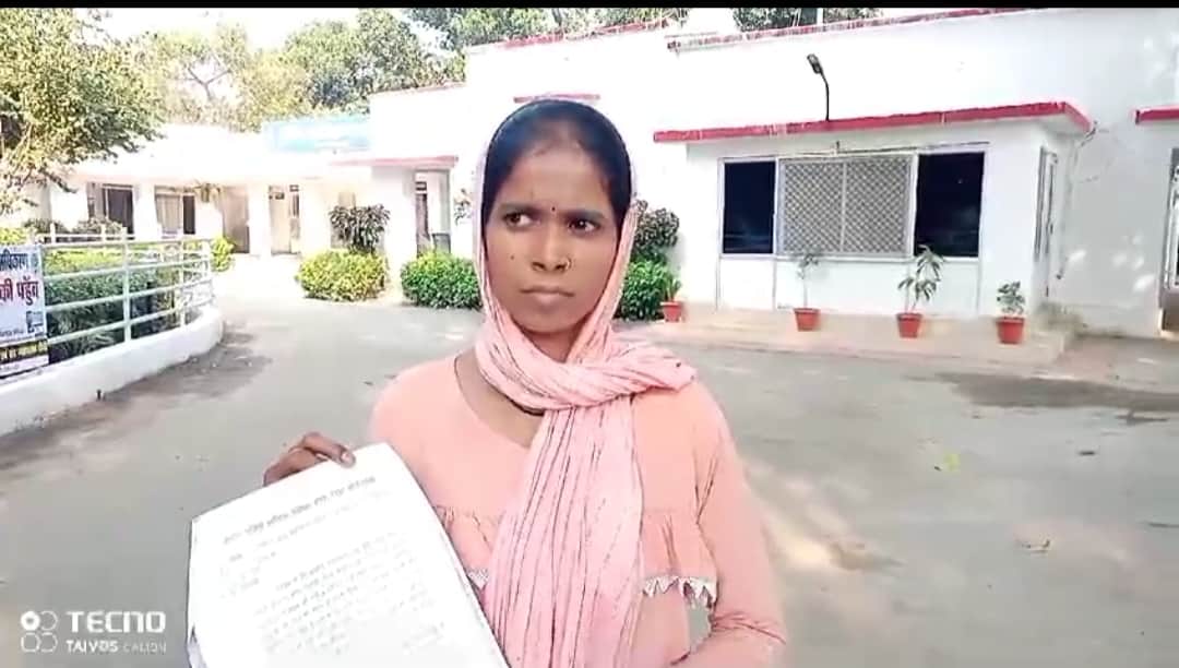 एसपी के पास पहुंची पीड़िता।