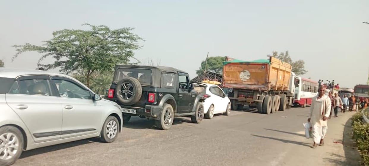 Entry of outside vehicles closed in the city, still there is a long traffic jam