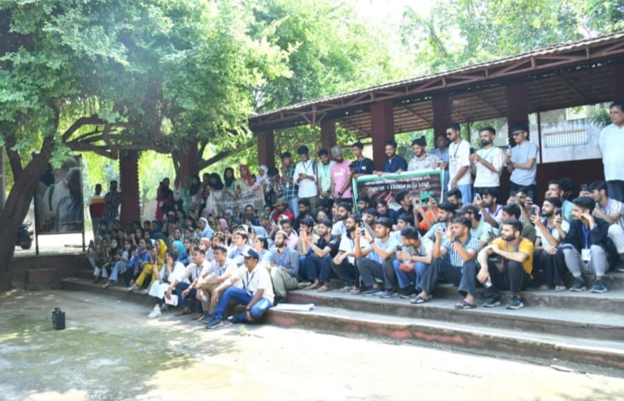 कश्मीरी युवाओं ने तिलोनिया गांव का किया शैक्षणिक भ्रमण।