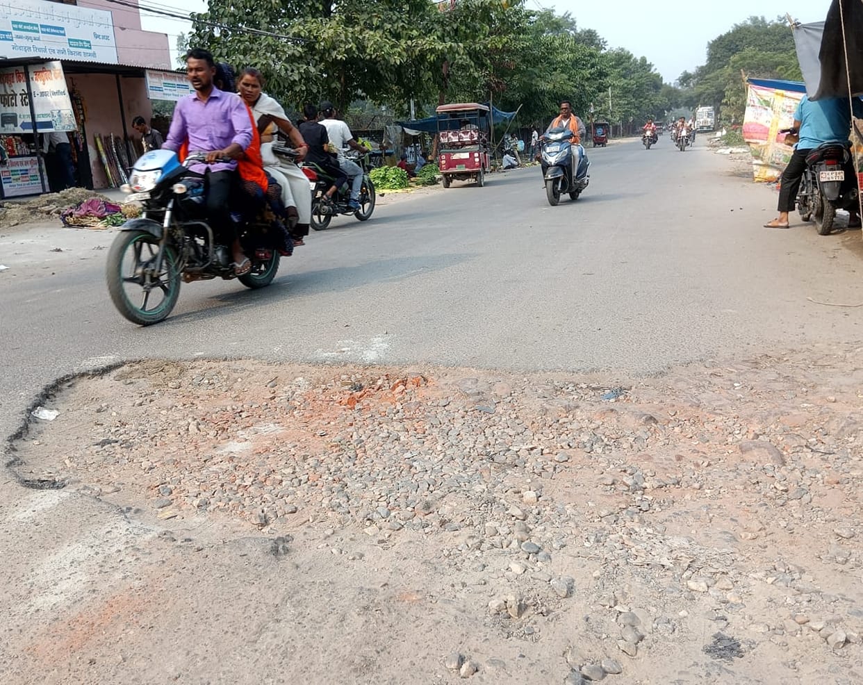 Worried roads are causing pain in the city, people are troubled by potholes and dust