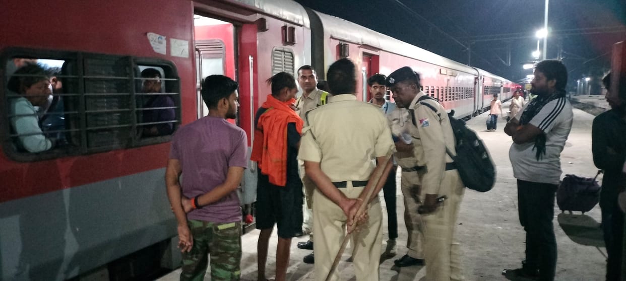 Damoh: Pickpocket attacks passengers with cutter in Kamayani Express
