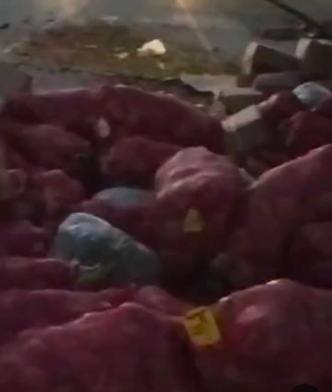 Sirohi News: A truck loaded with vegetables overturned on the Pindwara-Sirohi four-lane