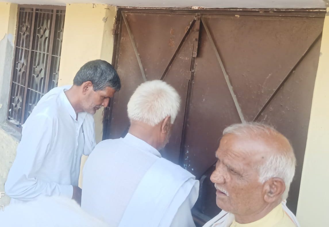 Farmers lock out sugarcane committee and DCO office