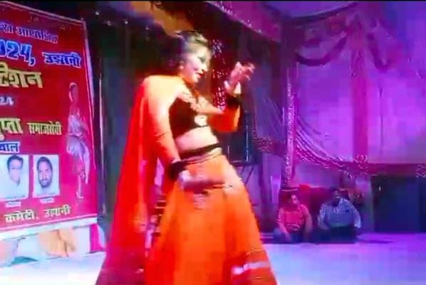 Obscene dance was organized in Ramlila fair, police used batons on the uproar