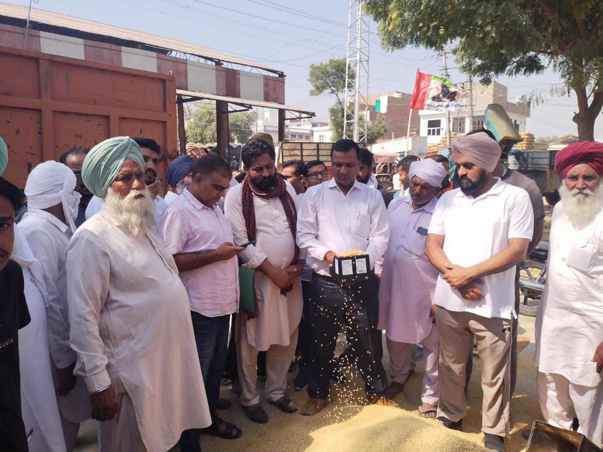 Dharna held at the gate of market committee