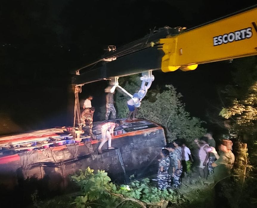 The bus returning from Mundan program in Siddharthnagar overturned in the ditch, three people including a teenager died