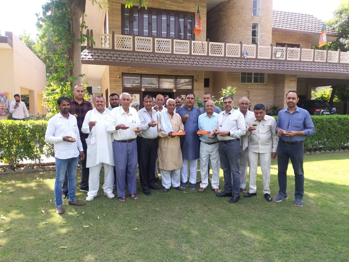 Rao Narbir Singh's supporters distributed sweets