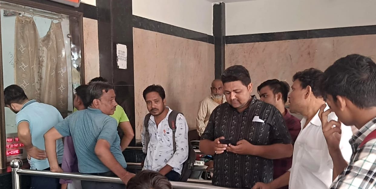 Queue formed at railway reservation centers as soon as rules changed