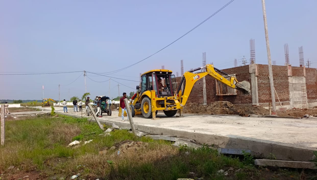 Chhindwara Bulldozer ran on illegal colony action taken against colonizer by demolishing 17 houses