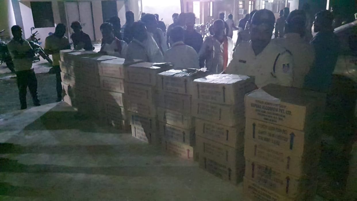 Damoh Police chasing the liquor mafia recovered 40 boxes of illicit liquor from the car