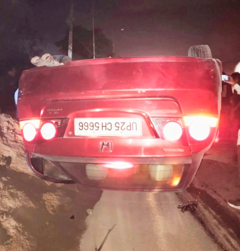 Car overturned after hitting a divider in Khutar, two people including a police inspector injured