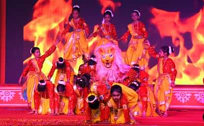 Group dance enthralled people in Deva Mahotsav