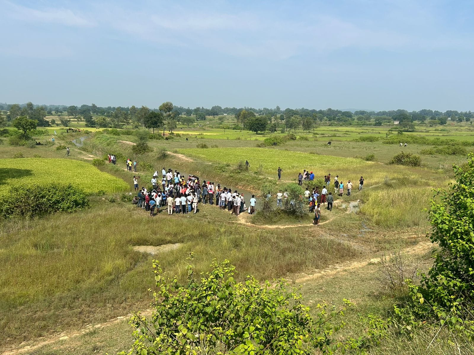 मृतकों के शव निकालते हुए एसडीआरएफ टीम और ग्रामीण