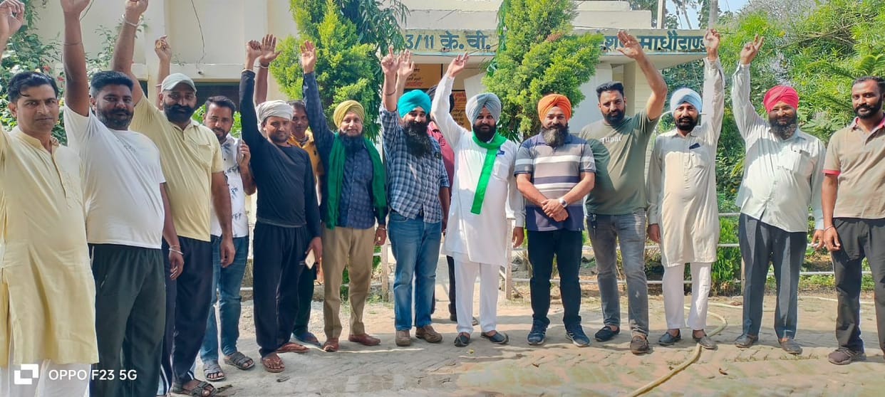 Farmers surrounded Madhotanda sub-centre, alleged irregularities in bill
