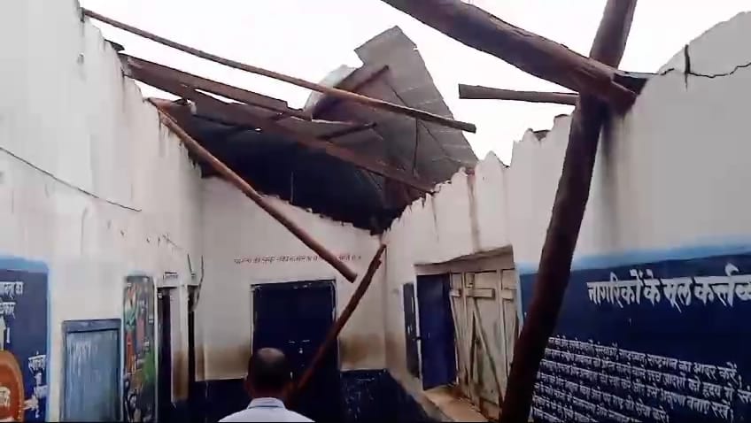 Barwani Monsoon wreaked havoc at time departure somewhere roof of school collapsed and somewhere people died