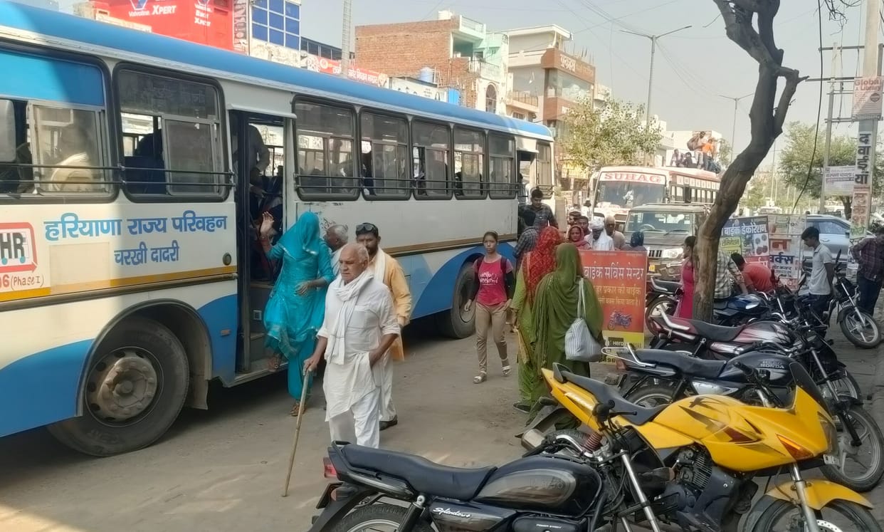 Stopping the bus on the road and alighting from passengers causes long traffic jams