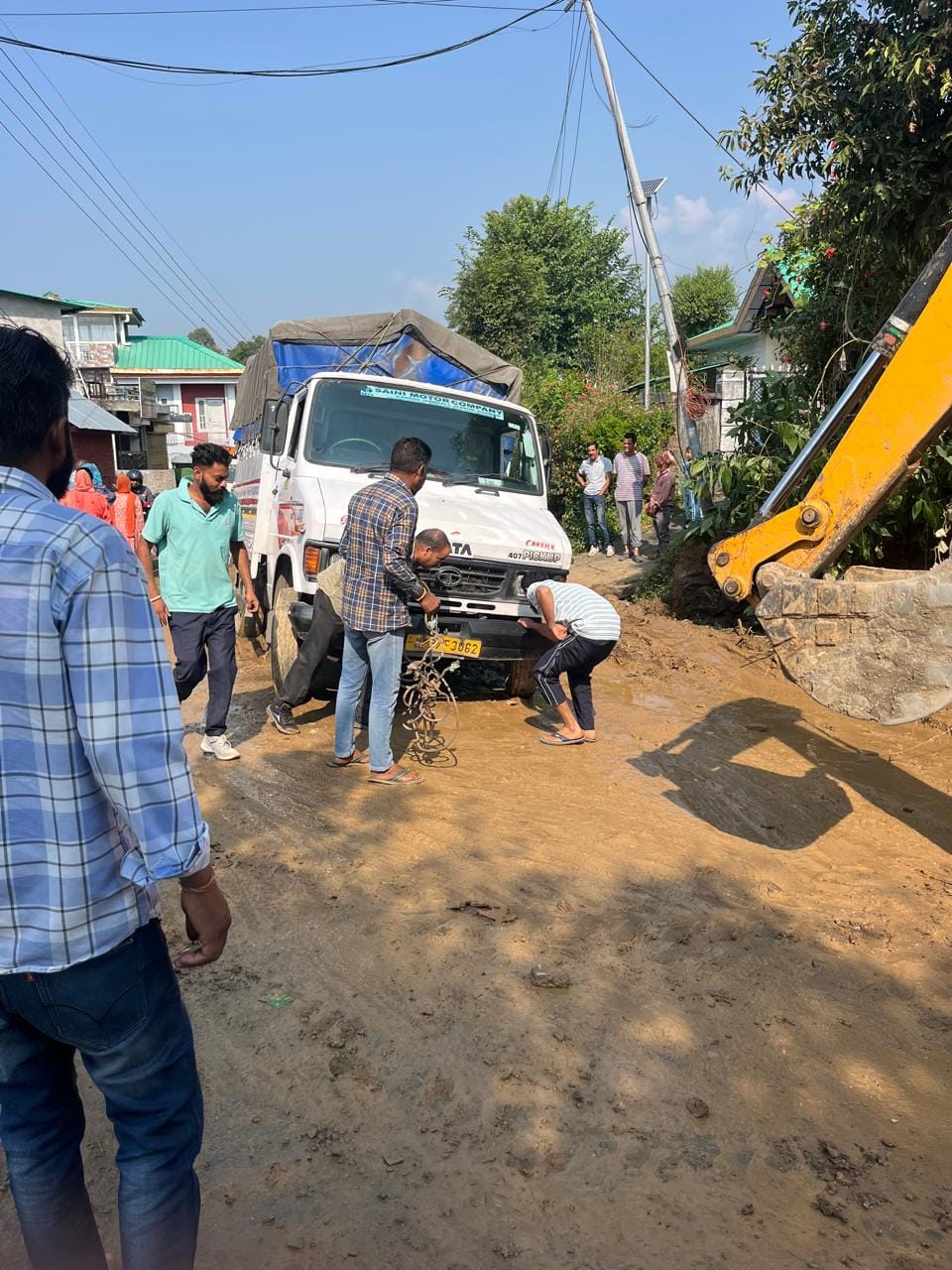 Palampur-Panchrukhi road remained closed for one and a half hour due to truck getting stuck on the road.